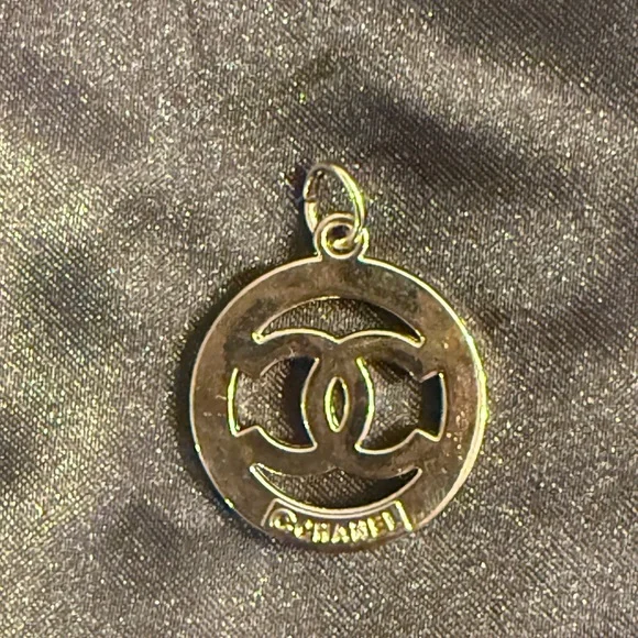 Chanel CC Gold & Pearl Charm Pendant with White Enameled CC VIP GWP Zipper Pull - Picture 2 of 4